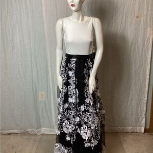NWT Aidan Mattox Sleeveless Jersey Bodice/ Black Lace Skirt Ballgown; Size: 6